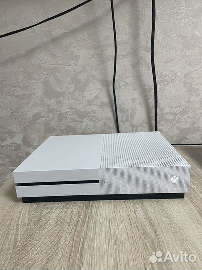 Xbox One S 1tb 2 геймпада