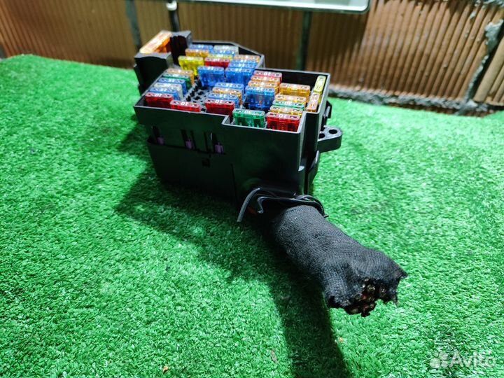 Блок предохранителей левый Volkswagen Touareg 7L