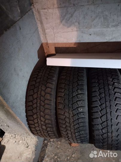 Kumho I'Zen Stud Snow KW11 205/60 R16 и 205/60 R16