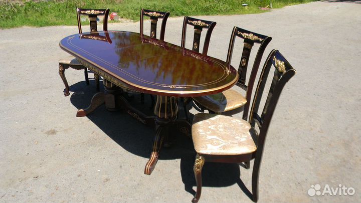 Стол и стулья