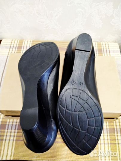 Туфли на танкетке черные