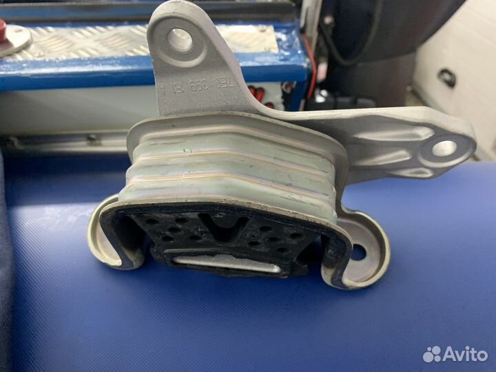 Подушка двигателя 7e0399151a