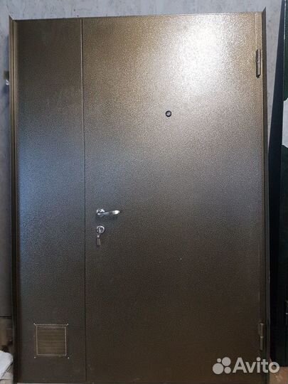 Общая тамбурная дверь из 2 мм стали с отделкой