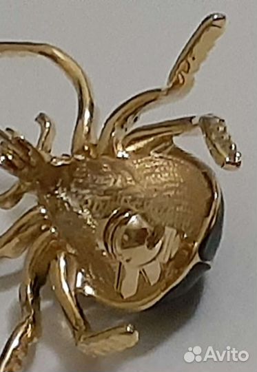 Брошь в виде жука