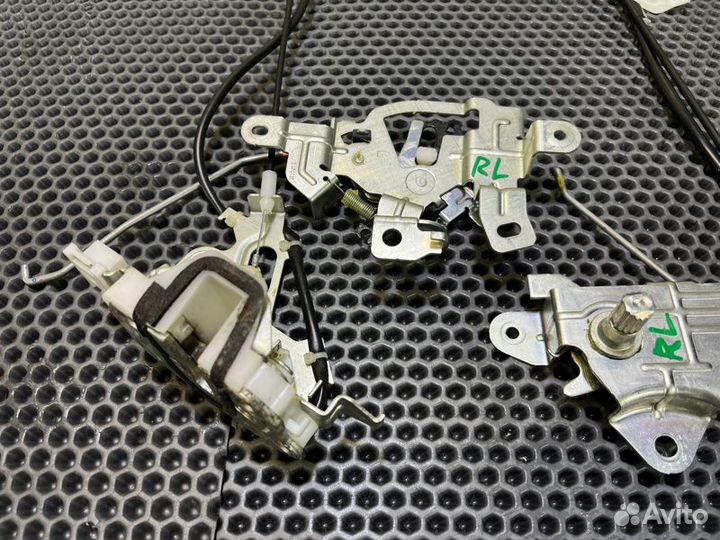 Замок двери лев. зад. Toyota FJ cruiser