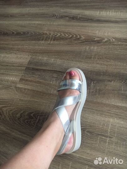 Босоножки новые