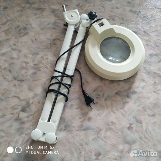 Настольная лампа для маникюра