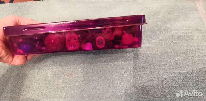 Целая коробка с мелкими игрушками