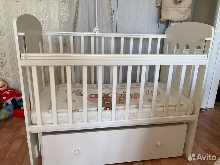Детская кроватка с маятником и ящиком