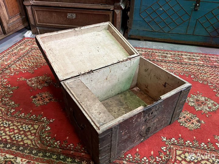 Сундук старинный