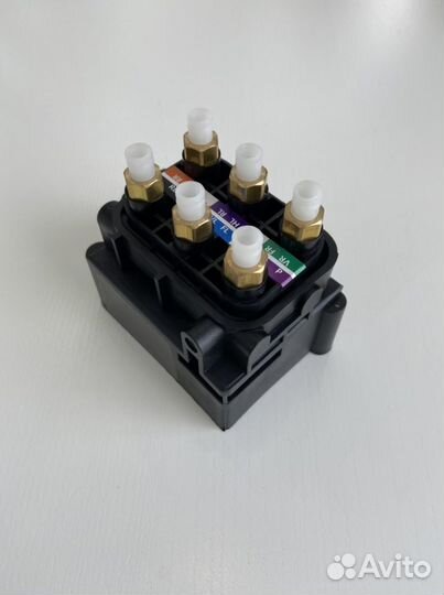 Блок клапанов пневмоподвески Audi Touareg Porsche