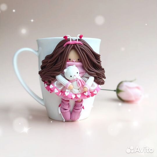 Кружка с куколкой (декор из полимерной глины)