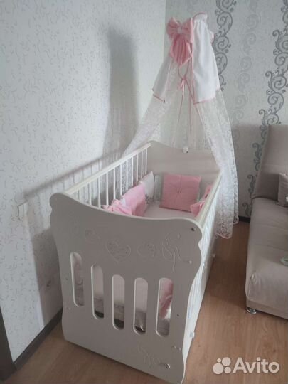 Детская кроватка с маятником и ящиком