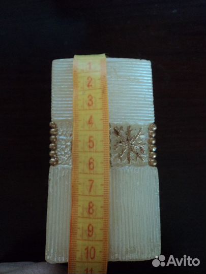 Свеча с узорами на подставке