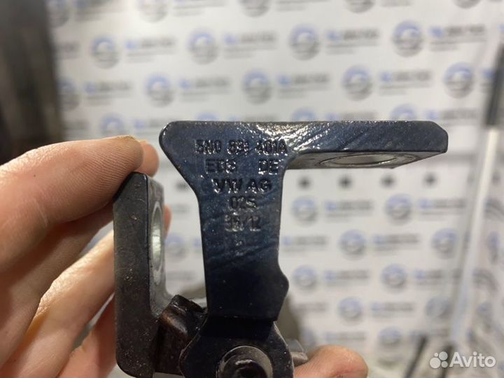 Петля двери передняя левая Volkswagen Tiguan NF