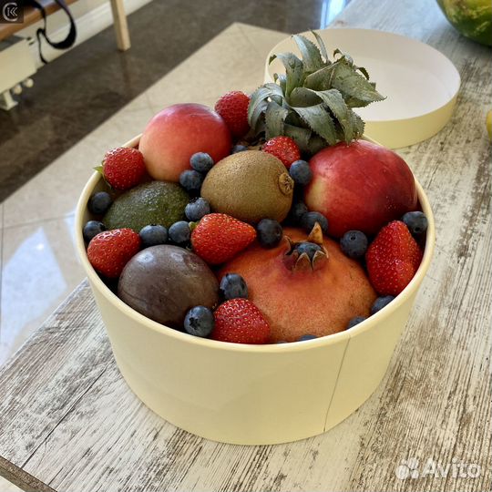 Корзина с экзотическими фруктами