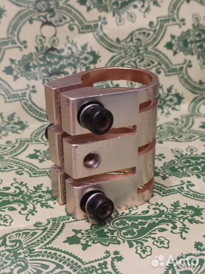 Зажим трехболтовый б/у, болты с проставками