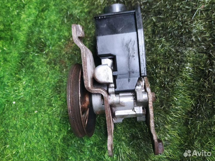 Насос гидроусилитель руля Toyota Avensis