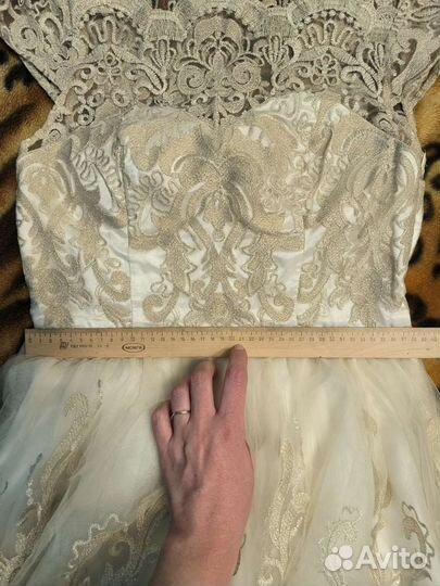 Платье золотистое с вышивкой на свадьбу или выпуск