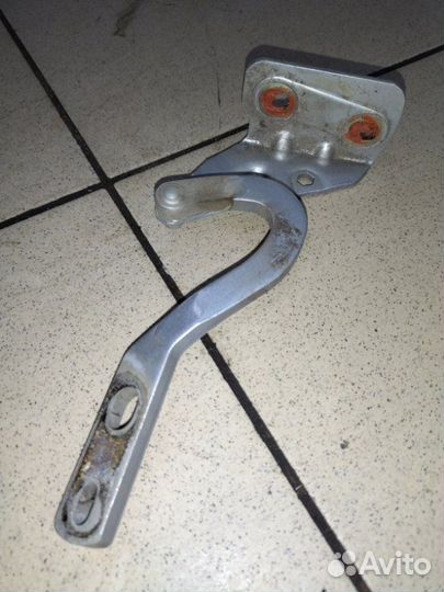 Петля багажника задняя левая Renault 19