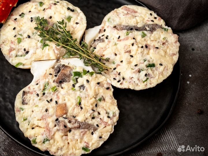 Гребешок с сыром, беконом, грибами и спаржей