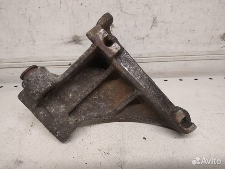 Кронштейн насоса гур VW Golf3 Passat B3 B4