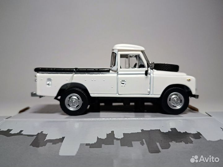 Land Rover Series 109 Pickup white Cararama 1:43