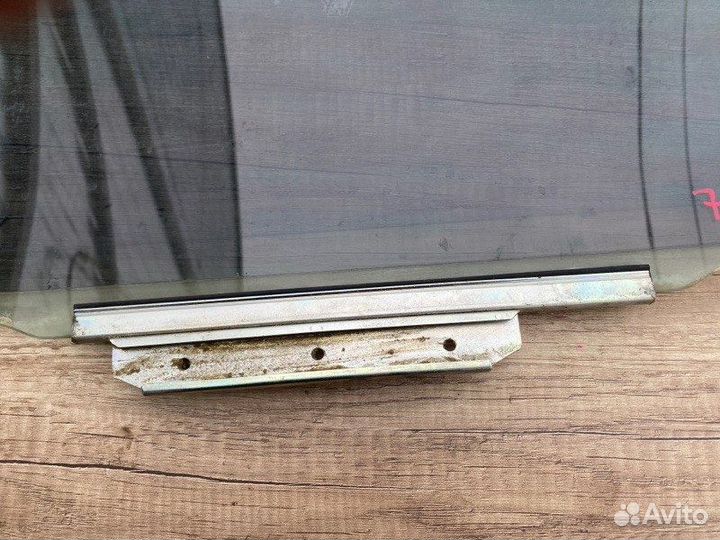 Стекло двери заднее правое Toyota Avensis ZZT251