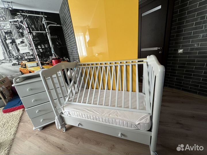 Детская кроватка и пеленальный комод
