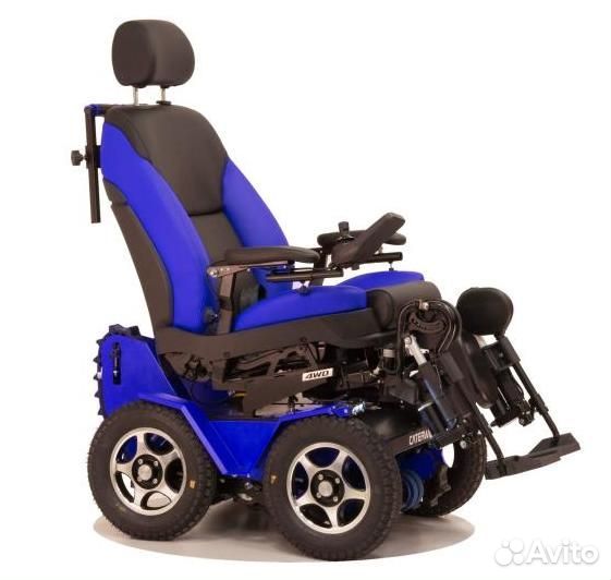 Полноприводная шагающая по лестнице кресло-коляска