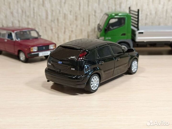 Модель автомобиля 1:43