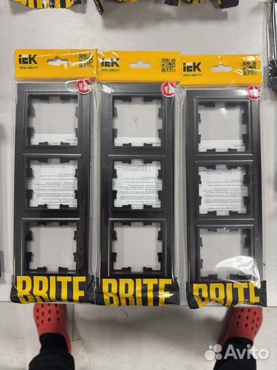 Brite Розетка с заземлением 16А, цвет - черный