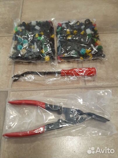 Клипсы автомобильные (1050 штук + 2 съемника)