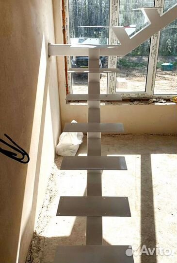 Облицовка лестничного металлокаркаса деревом