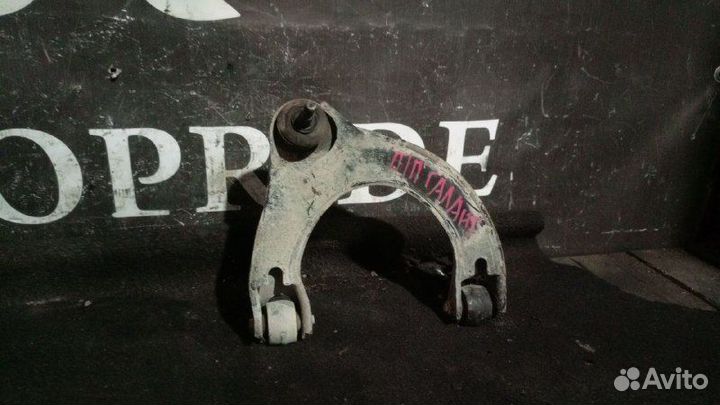 Передний правый рычаг верхний Mitsubishi Galant