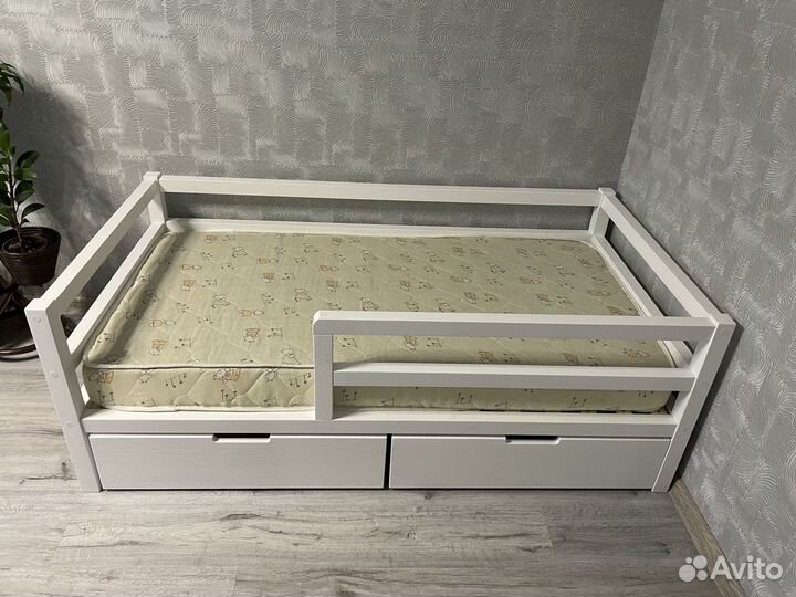 Детская кроватка из массива в наличии