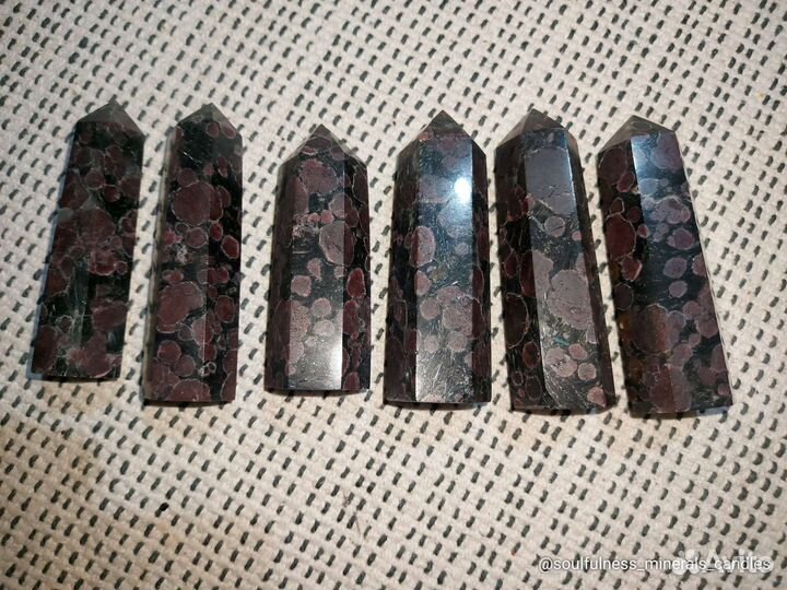 Гранат в нуумите кристаллы