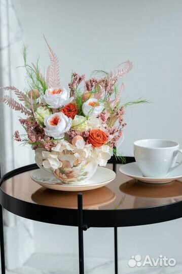 Интерьерный букет из роз в фарфоровой паре