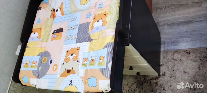 Детская кроватка с маятником и ящиком