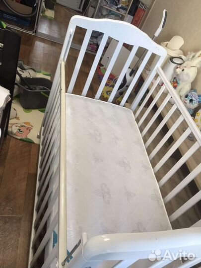 Детская кроватка с маятником белая