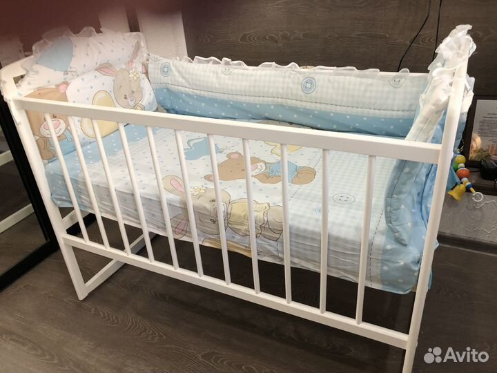 Детская кроватка с маятником