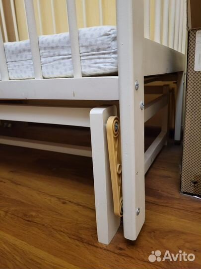 Детская кроватка с маятником