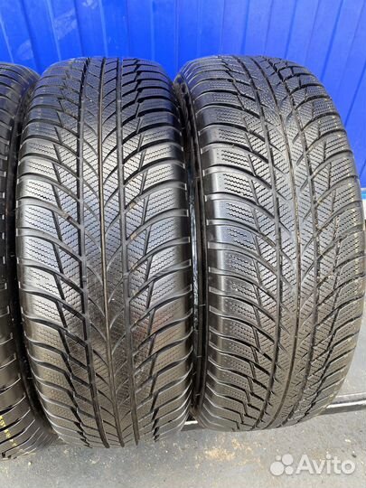 Bridgestone Blizzak LM-001 215/65 R17
