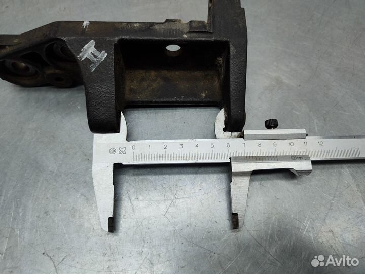 Кронштейн насоса гур VQ25 Nissan Cedric 2001 г.в