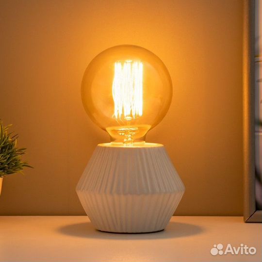 Настольная лампа 'Брис' 1х40Вт Е14 провод-1,6м бел