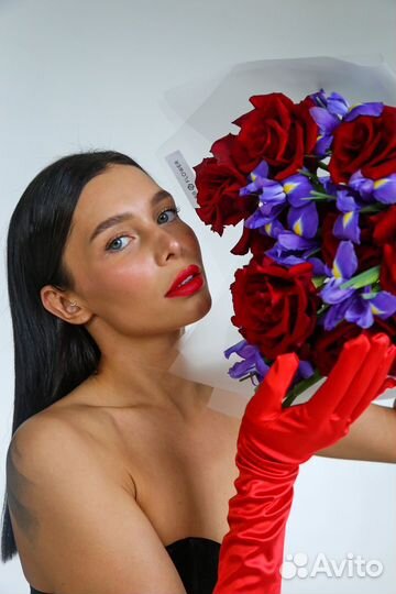 Букет с красными розами и ирисами