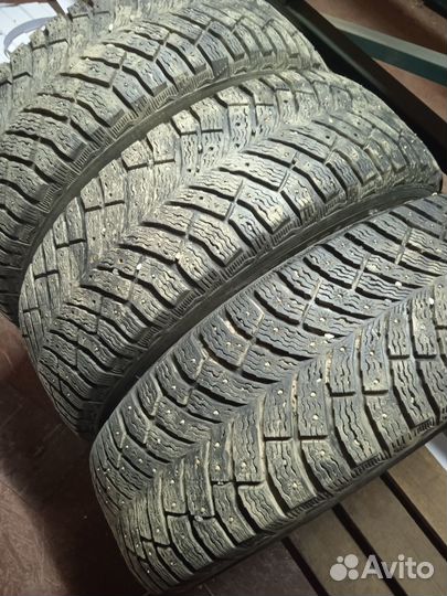 Michelin X-Ice North 4 215/65 R16