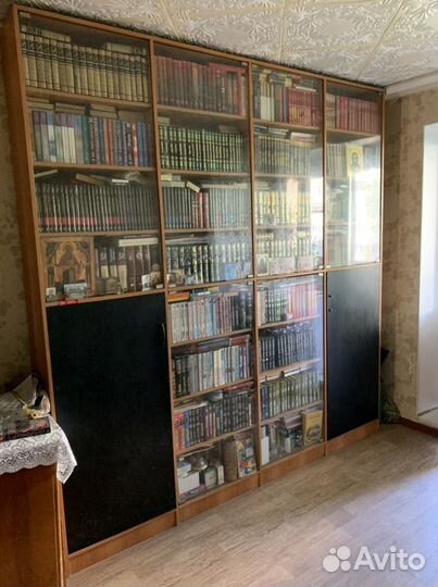 Книжный шкаф и собрания книг