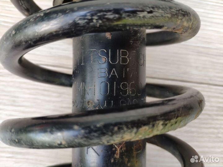 Стойка амортизатора задняя Mitsubishi Lancer IX 9