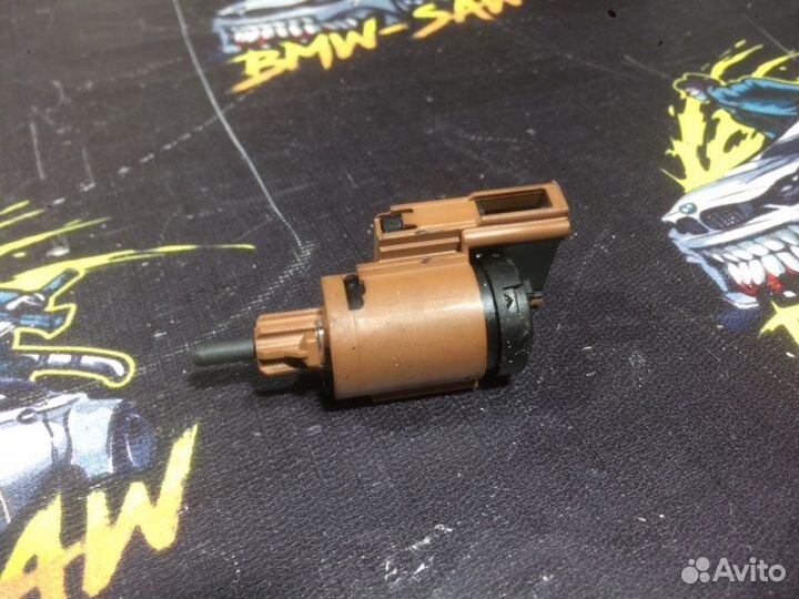 Концевик под педаль тормоза. Audi A4 B6 avant AMB